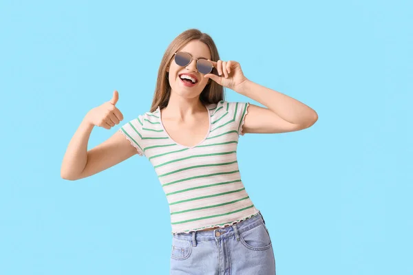 Beautiful Woman Stylish Sunglasses Showing Thumb Gesture Color Background — Stock Photo, Image