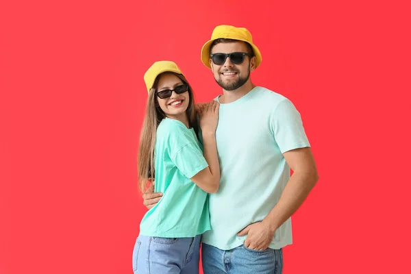 Young Couple Stylish Sunglasses Color Background — Stock Photo, Image