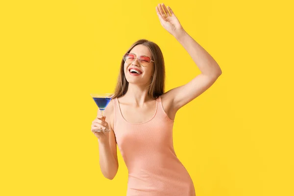 Happy Woman Stylish Sunglasses Cocktail Color Background — Stock Photo, Image