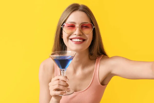 Beautiful Woman Stylish Sunglasses Cocktail Taking Selfie Color Background — Stock Photo, Image