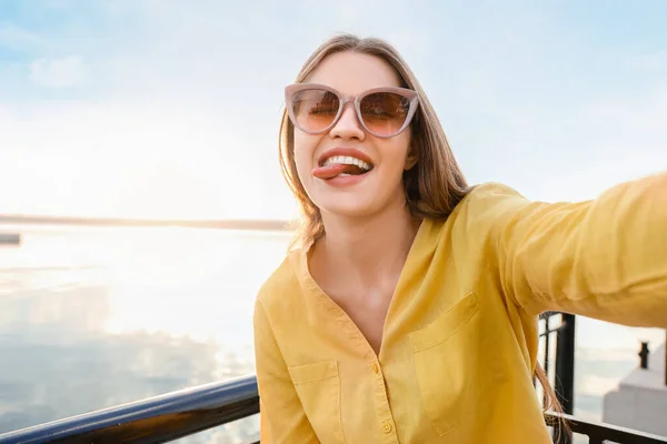 Schöne Frau Mit Stylischer Sonnenbrille Macht Selfie Freien — Stockfoto