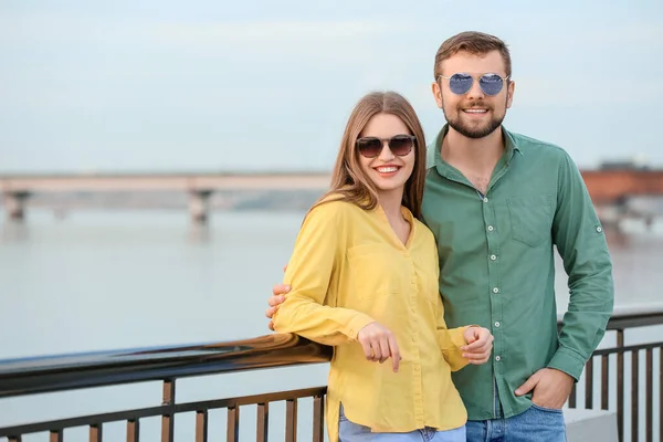 Pareja Joven Con Gafas Sol Elegantes Aire Libre — Foto de Stock