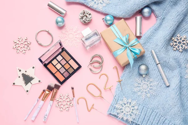 化粧品や衣服の色の背景で新年の組成物 — ストック写真