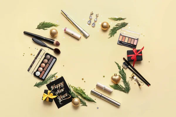 Komposisi Tahun Baru Dengan Kosmetik Makeup Pada Latar Belakang Warna — Stok Foto