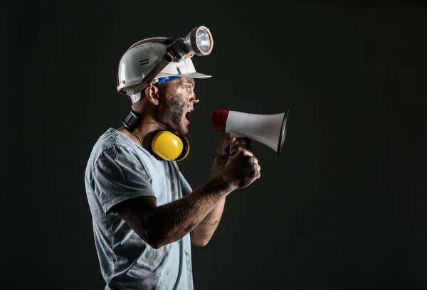 Protesterar Gruvarbetare Man Med Megafon Mörk Bakgrund — Stockfoto