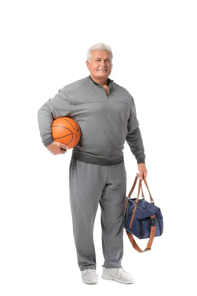 スポーツシニア男とともにバッグとボールのためにプレーバスケットボール上の白い背景 — ストック写真