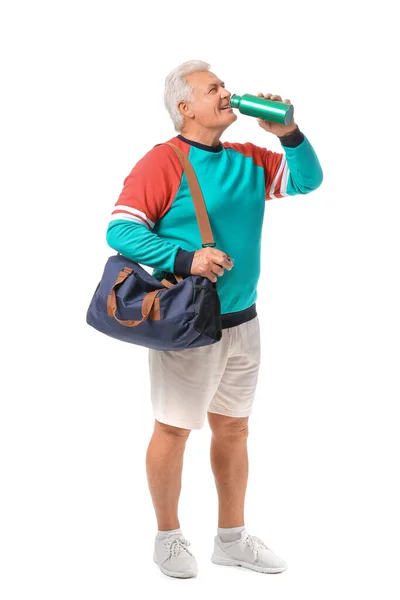 白い背景に袋と水のボトルを持つスポーティシニア男 — ストック写真