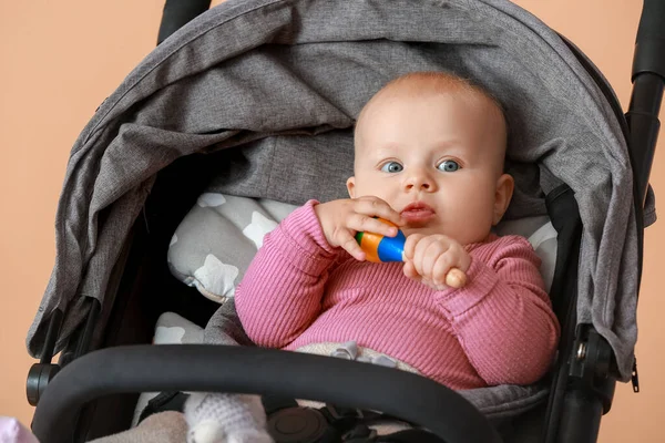 Söt Rolig Baby Barnvagn Färg Bakgrund — Stockfoto