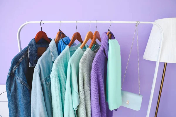 Rack Met Herfstkleding Het Interieur Van Moderne Kamer — Stockfoto