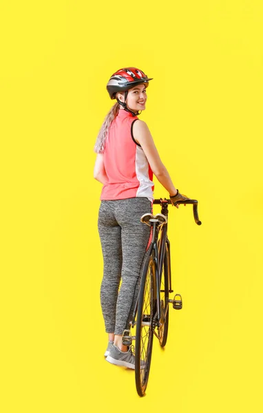 Ciclista Femenina Con Bicicleta Sobre Fondo Color — Foto de Stock