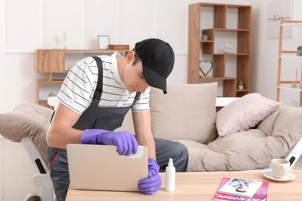 Worker Cleaning Laptop Home — Stock Photo, Image