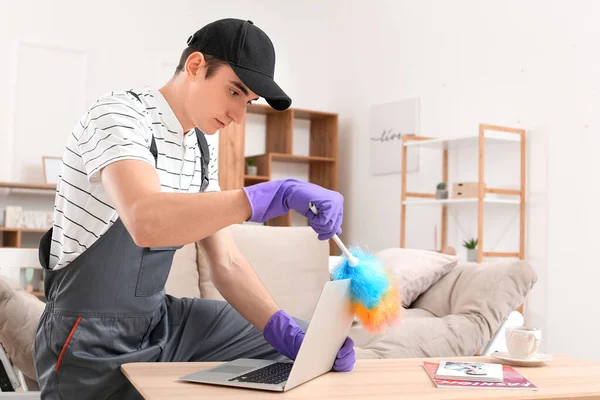Worker Cleaning Laptop Home — Stock Photo, Image