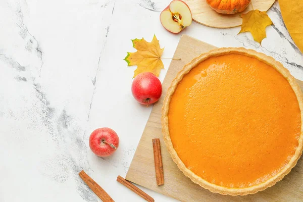 Composition Tasty Pumpkin Pie Light Background — Stock Photo, Image