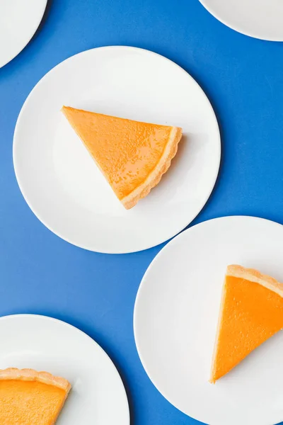 Plates Slices Tasty Pumpkin Pie Color Background — Stock Photo, Image