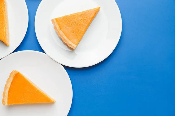 Plates Slices Tasty Pumpkin Pie Color Background — Stock Photo, Image