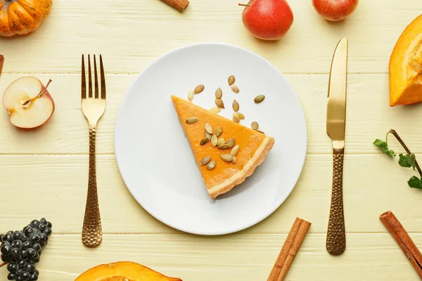 Composición Con Sabroso Pastel Calabaza Cortada Sobre Fondo Madera — Foto de Stock