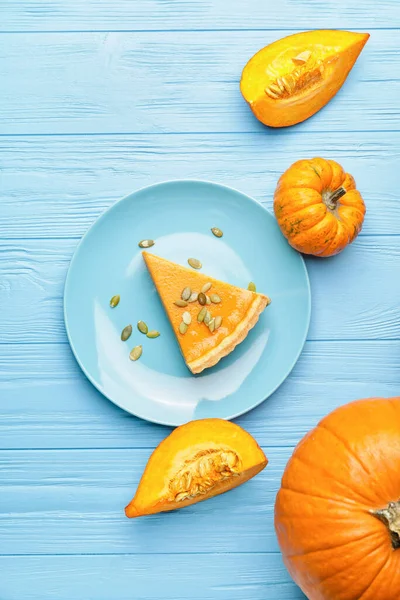 Komposition Mit Leckeren Geschnittenen Kürbiskuchen Auf Holzgrund — Stockfoto