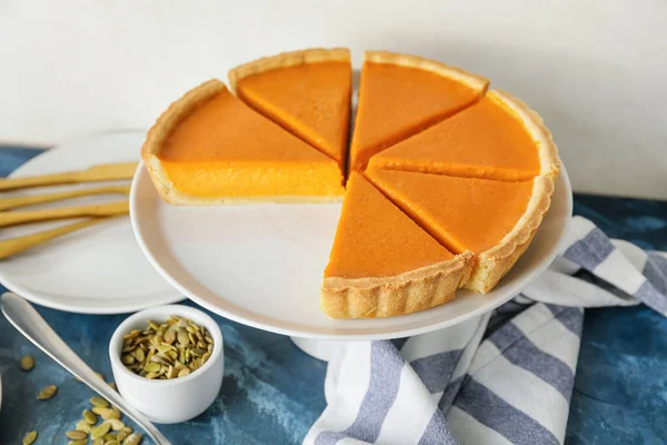 Tasty Cut Pumpkin Pie Table — Stock Photo, Image