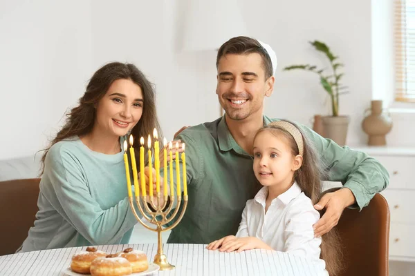 Szczęśliwa Rodzina Świętuje Hannukah Domu — Zdjęcie stockowe