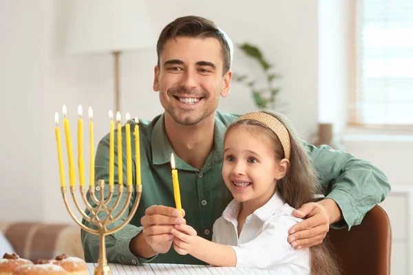Pai Feliz Filha Acendendo Velas Para Celebrar Hannukah Casa — Fotografia de Stock