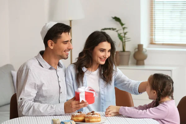 Lycklig Familj Firar Hannukah Hemma — Stockfoto