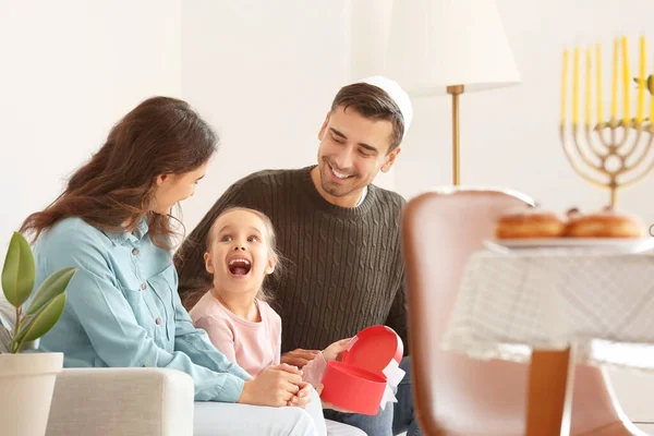 Lycklig Familj Firar Hannukah Hemma — Stockfoto