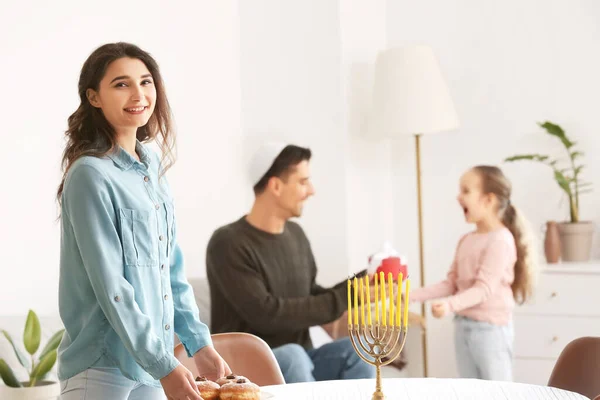 Lycklig Familj Firar Hannukah Hemma — Stockfoto