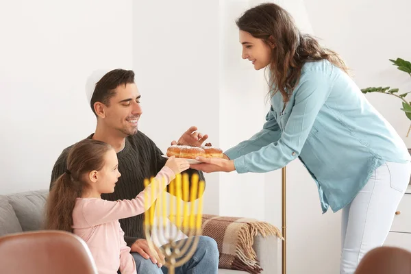 Familia Feliz Celebrando Hannukah Casa — Foto de Stock