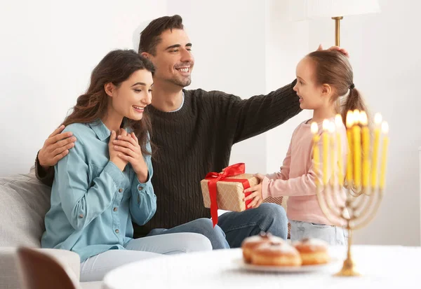 Lycklig Familj Firar Hannukah Hemma — Stockfoto