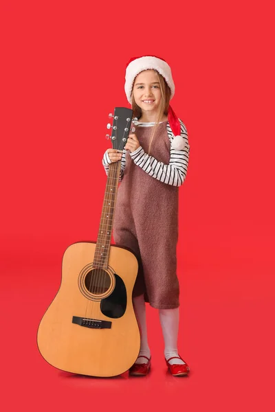Menina Bonito Chapéu Santa Com Guitarra Sobre Fundo Cor — Fotografia de Stock