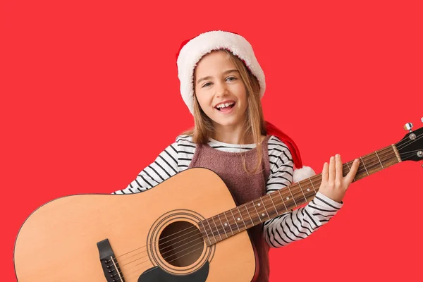 Menina Bonito Chapéu Santa Com Guitarra Sobre Fundo Cor — Fotografia de Stock