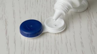 Tahta masada solüsyonlu kontak lensler için dosya doldurma