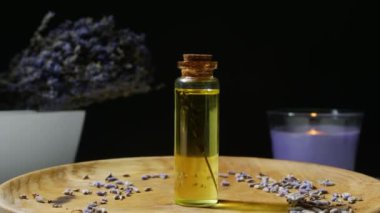 Lavanta yağı şişesiyle dönen tepsi, yakın plan.