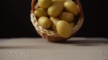 Mutfak masasına taze patates serpmek.