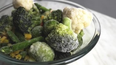 Donmuş sebzelerle dönen kase, yakın plan.