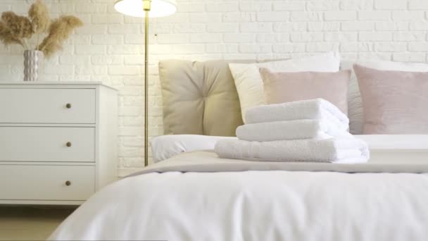 Чистые Полотенца Кровати Номере Отеля — стоковое видео