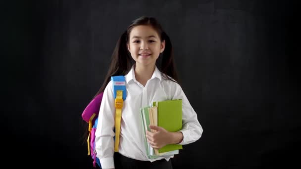 Kleines Schulmädchen Zeigt Daumen Hoch Geste Auf Dunklem Hintergrund — Stockvideo