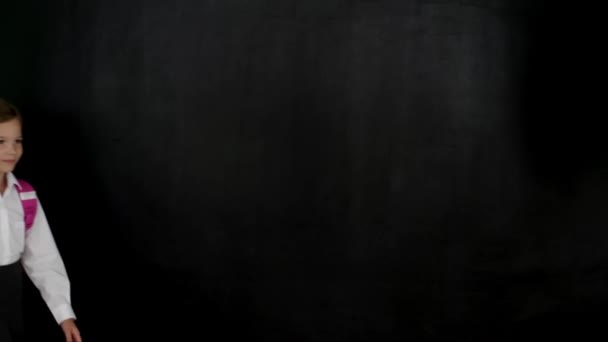 Маленькая Школьница Дает Учебник Своему Однокласснику Встрече Тёмном Фоне — стоковое видео