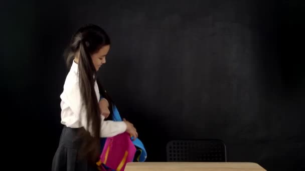시작시에 가방에 교재를 놓아두는 여학생 — 비디오