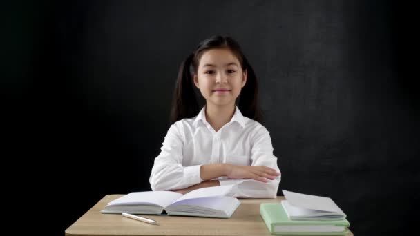 Cleveres Kleines Schulmädchen Hebt Die Hand Während Des Unterrichts Fragen — Stockvideo