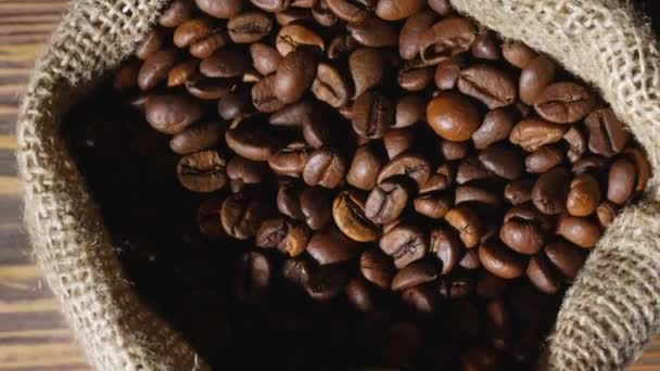 Otočný Sáček Plný Pražených Kávových Zrn Stole Detailní Záběr — Stock video