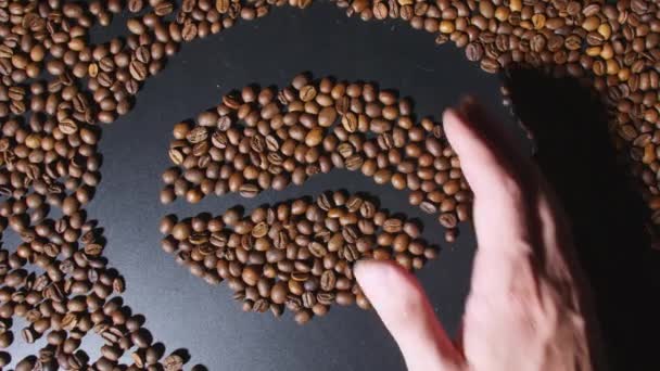 Mannelijke Hand Met Gebrande Koffiebonen Donkere Achtergrond — Stockvideo