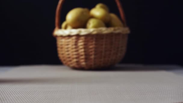 キッチンテーブルの上に新鮮なジャガイモを散布 — ストック動画