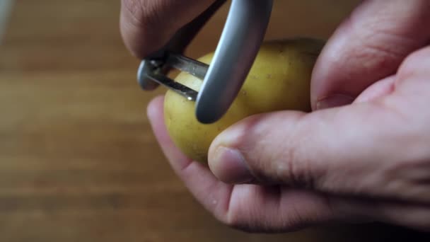 Mężczyzna Obierający Świeże Ziemniaki Zbliżenie — Wideo stockowe