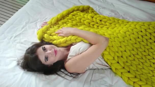 Lycklig Ung Kvinna Med Varm Rutig Liggande Sängen — Stockvideo