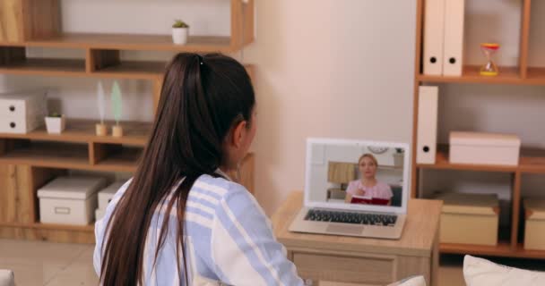 Mujer Tomando Consejos Psicólogo Línea — Vídeos de Stock