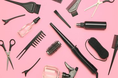 Renk arkaplan üzerinde kuaför araçları kümesi