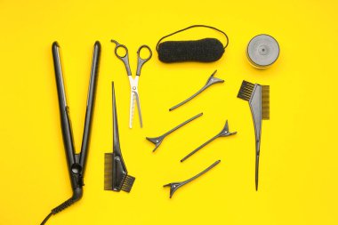 Renk arkaplan üzerinde kuaför araçları kümesi