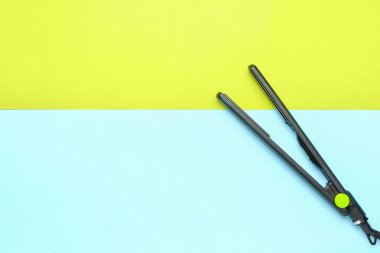 Renk arkaplanı üzerindeki ütü düzleştiriliyor