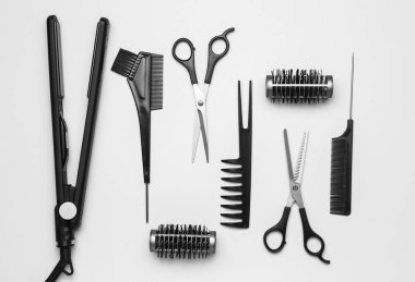 Gri arka planda kuaför araçları kümesi